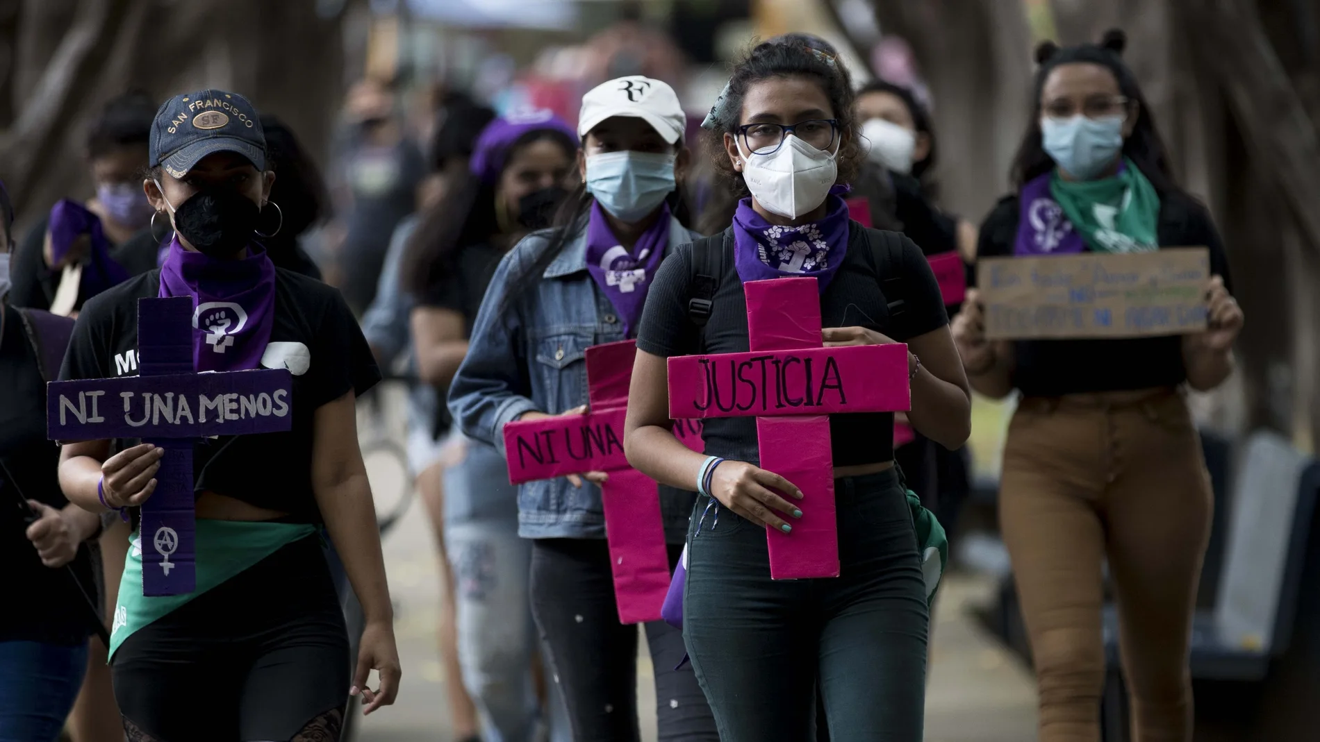 -FOTOGALERIA- NI3009. MANAGUA (NICARAGUA), 25/11/2020.- Grupos de mujeres marchan hoy, durante la conmemoración del Día Internacional de la Eliminación de la Violencia contra la Mujer, en Managua (Nicaragua). Organizaciones feministas y defensoras de los derechos humanos de Nicaragua declararon día de "luto" este miércoles, Día Internacional de la Eliminación de la Violencia contra la Mujer, por las 69 víctimas de feminicidios en el país en lo que va del año, y mostraron su inconformidad con las políticas públicas que afectan a las mujeres. EFE/ Jorge Torres