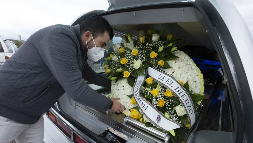 Corona de flores por la muerte de la hostelería en El Bierzo