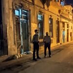 AME1419. LA HABANA (CUBA), 26/11/2020.- Dos policías permanecen afuera de la casa donde se encontraban los disidentes en huelga de hambre y sed hoy, en la barriada de San Isidro, en La Habana (Cuba). El grupo opositor cubano Movimiento San Isidro denunció este jueves la detención violenta de varios de sus miembros, cinco de ellos en huelga de hambre, atrincherados desde hace una semana en un barrio de La Habana para protestar contra el encarcelamiento de un músico disidente local. "Agentes de la dictadura irrumpieron en nuestra sede, golpearon salvajemente a nuestros compañeros, se los llevaron y desconocemos su paradero. Tememos por su integridad física", informó el colectivo desde su cuenta en Twitter. EFE/ Atahualpa Americe MEJOR CALIDAD DISPONIBLE