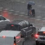 Una persona camina bajo una intensa lluvia el pasado viernes en la ciudad de Valencia