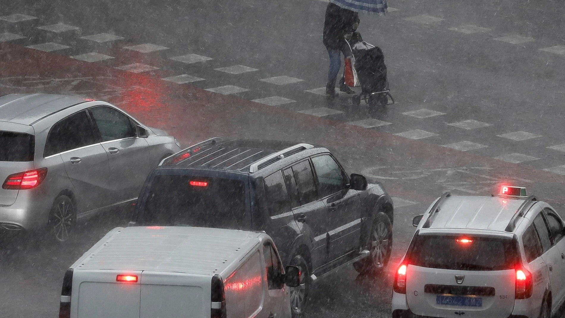 Una persona camina bajo una intensa lluvia el pasado viernes en la ciudad de Valencia
