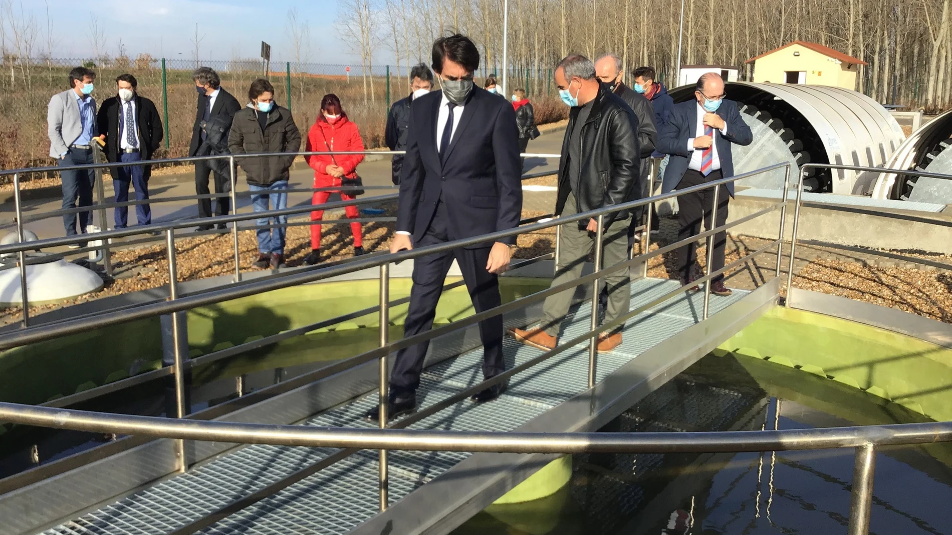 Visita del consejero de Fomento y Medio Ambiente, Juan Carlos Suárez-Quiñones, a la nueva depuradora de Laguna de Negrillos (León)