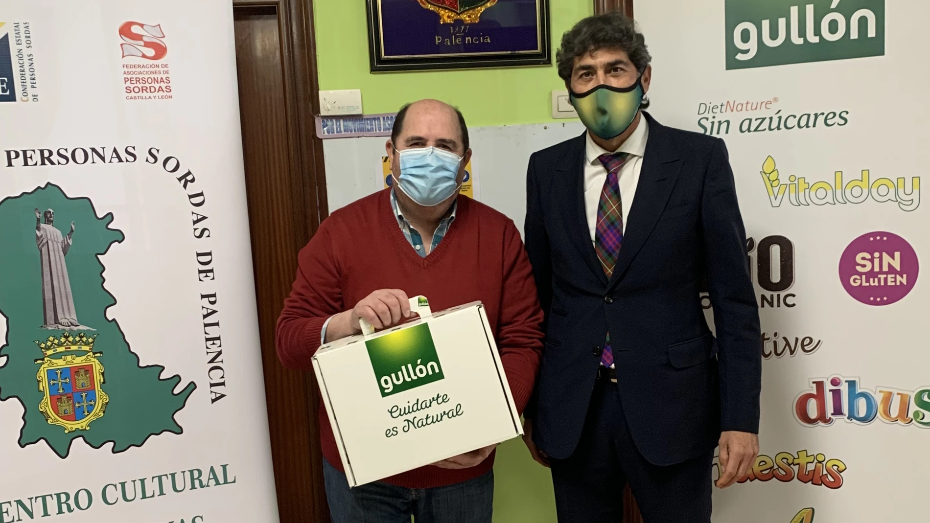 Luis Javier Lázaro Encinas, vicepresidente del Centro Cultural de Personas Sordas de Palencia (CCPSP) y Javier Urbón Vara, Director de Relaciones Institucionales de Galletas Gullón.