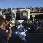 Distintos momentos de la salida de los restos mortales del futbolista Maradona desde la Casa Rosada en dirección al cementerio