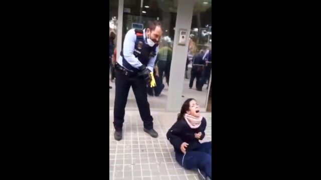 Fotograma de la detención de la chica en Sabadell