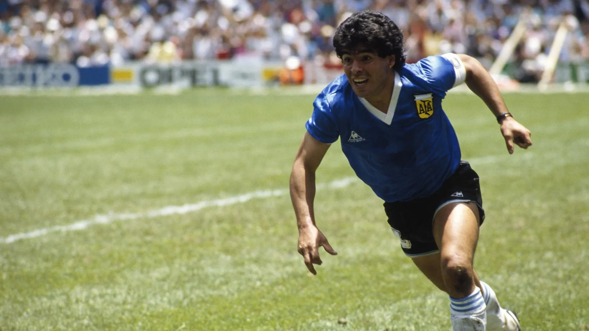 Diego Maradona celebra su segundo gol a Inglaterra en México '86.