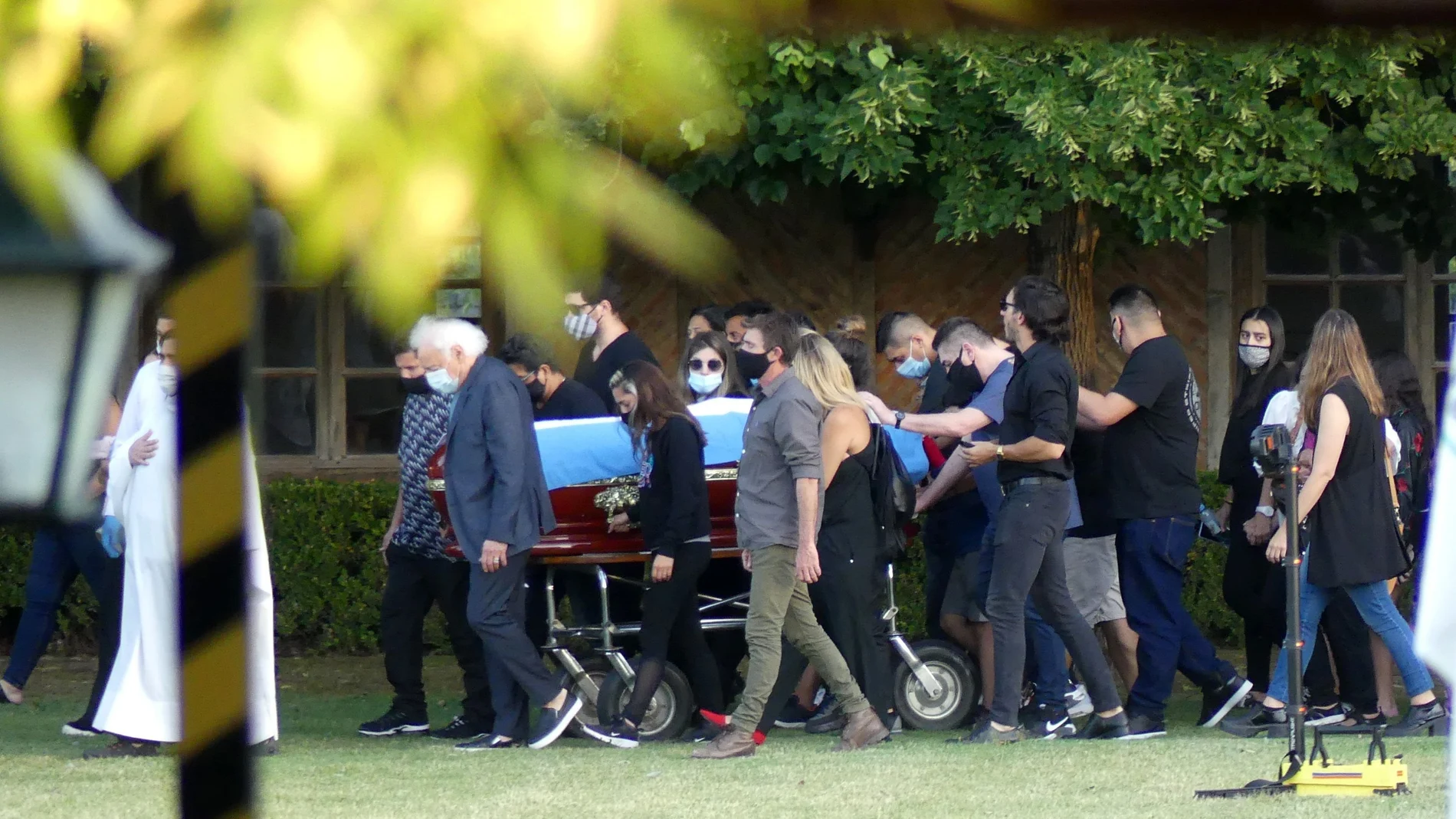 -FOTODELDIA- que traslada los restos de Diego Armando Maradona desde la Plaza de Mayo al cementerio hoy, en Buenos Aires (Argentina). El cortejo fúnebre que trasladará los restos de Diego Armando Maradona hacia un cementerio de la periferia de Buenos Aires comenzó su marcha a las 17.50 hora local (20.50 GMT) de este jueves, en medio de una Buenos Aires convulsionada por los incidentes entre fanáticos del exfutbolista y la policía. El destino final es el cementerio privado Jardín Bella Vista, a unos 40 kilómetros de la capital argentina. EFE/ ENRIQUE GARCIA MEDINA