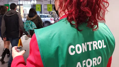 Personal de El Corte Inglés vigila los aforos