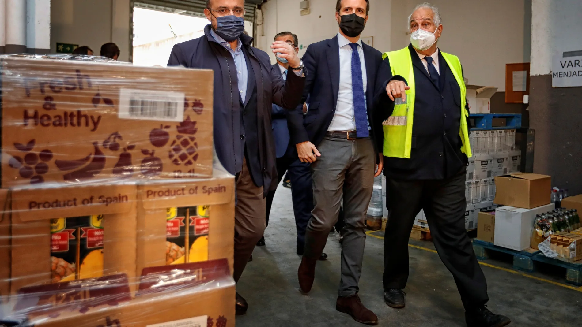 El presidente del PP, Pablo Casado, junto al presidente del Banco de Alimentos de Tarragona, Eusebio Alonso, y el líder del PP Catalán, Alejandro Fernández
