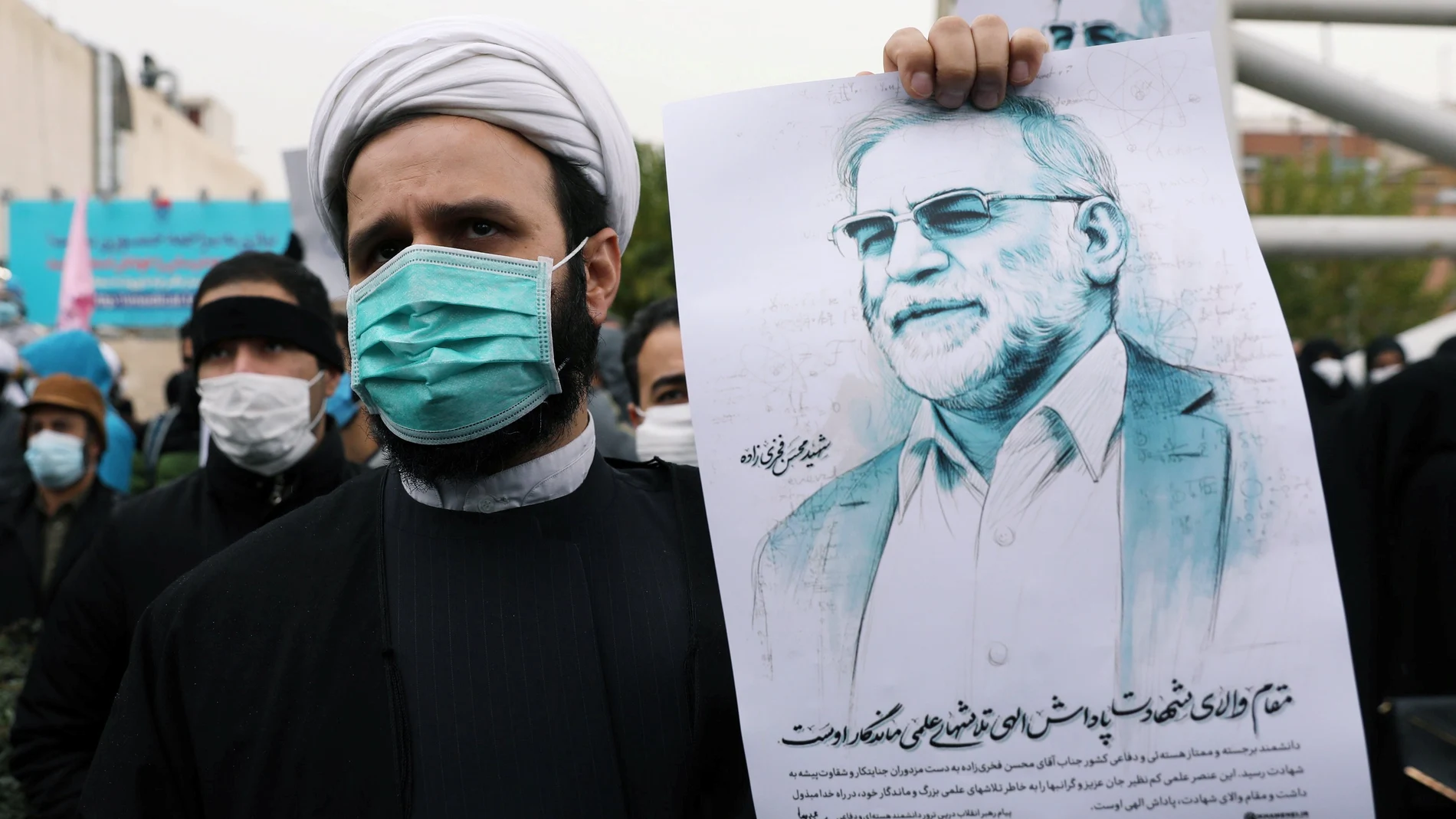 Un iraní sujeta una imagen de Mohsen Fakhrizadeh durante una protesta por su muerte hoy en Teherán.