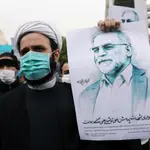 Un iraní sujeta una imagen de Mohsen Fakhrizadeh durante una protesta por su muerte hoy en Teherán.