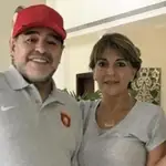 Gabriela Camaño, asistente personal de Maradona, con el crack argentino