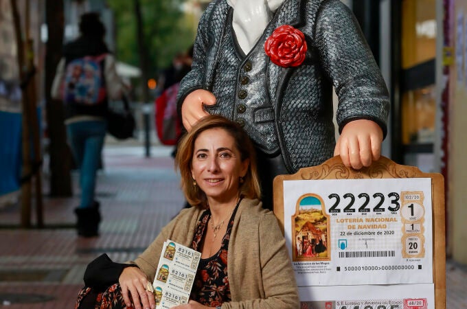 Raquel Lucas, dueña de la administración de lotería más antigua de Madrid, sita en la calle Santa Engracia número 98
