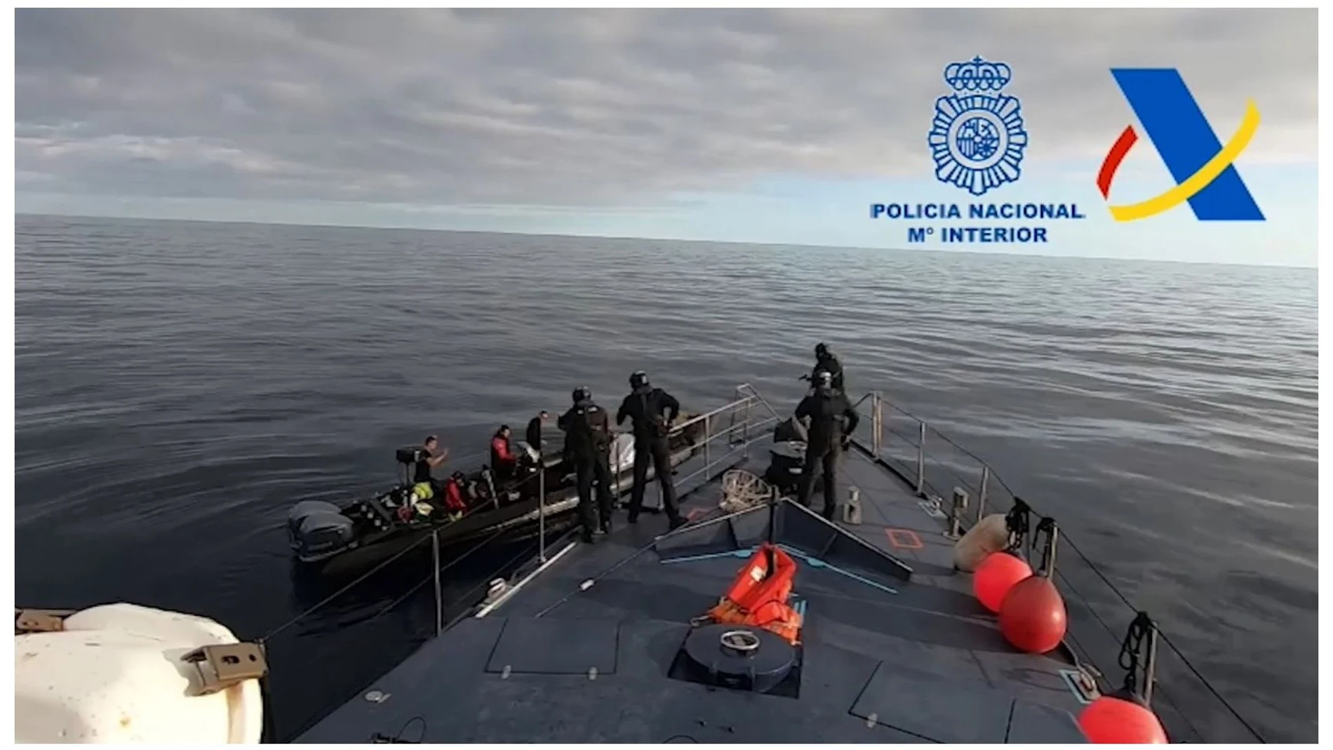 Capturas de video de la persecución en alta mar de más de cinco horas en la que agentes de la Policía Nacional y funcionarios de la Agencia Tributaria detuvieron a los cinco tripulantes de una narcolancha con 2.000 kilos de hachís que iba a descargar en las playas de Valencia. La operación conjunta, denominada "Ponzos", ha permitido intervenir un total de 66 fardos que suman 2.000 kilos de hachís, además de diversos teléfonos satélites y dispositivos informáticos, según han informado este sábado fuentes policiales.La intervención se produjo la pasada semana, cuando el helicóptero de la Policía Nacional detectó una narcolancha de unos 14 metros de eslora y dos motores de 300 caballos que navegaba por el Mar Mediterráneo a unas 80 millas de la costa de Cartagena.