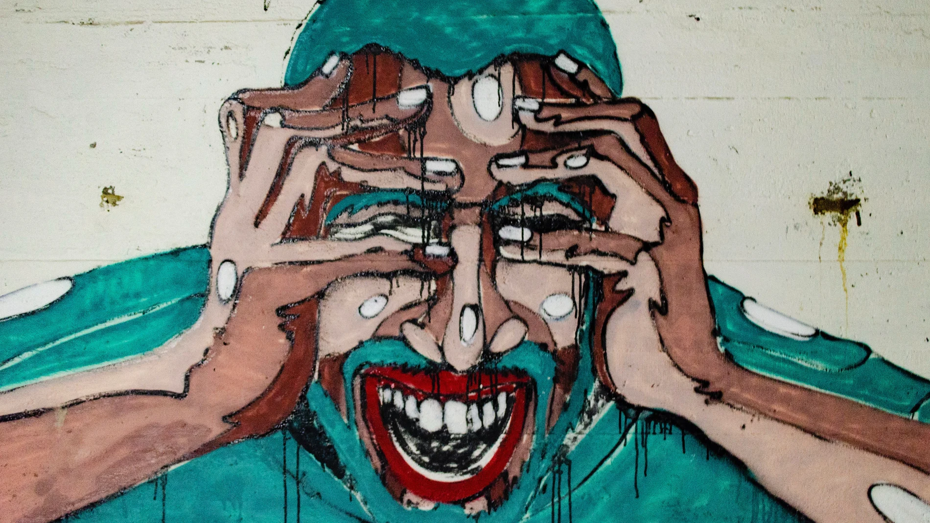 En la imagen, un graffiti que representa el dolor de cabeza.