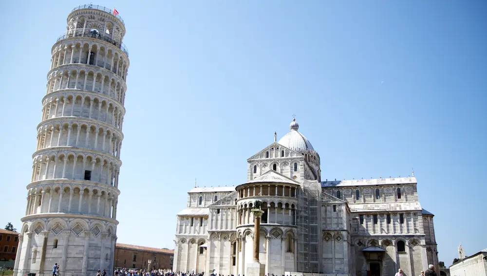 La torre junto al Duomo de Pisa.
