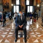 El presidente de la Generalitat (c) junto a los premiados Jaime I que mañana entregará la reina Letizia en la Lonja de los Mercaderes de Valencia.