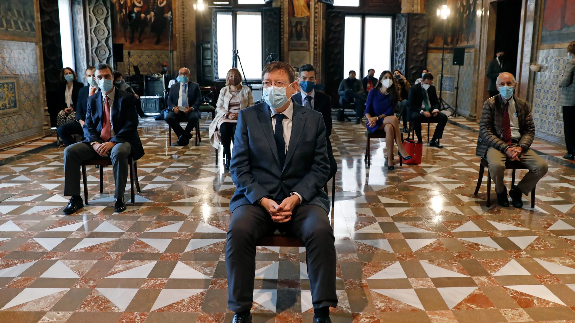 El presidente de la Generalitat (c) junto a los premiados Jaime I que mañana entregará la reina Letizia en la Lonja de los Mercaderes de Valencia.