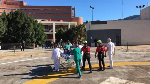 Los bomberos trasladaron a la senderista accidentada hasta el hospital