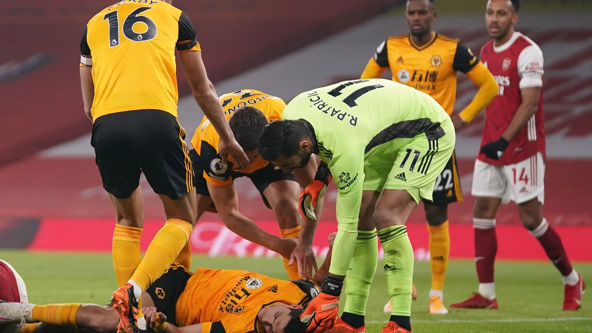 Raúl Jimenez en el suelo en el Arsenal- Wolverhampton Wanderers