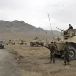 Soldados afganos llegan al lugar donde se produjo el atentado suicida en Ghazni