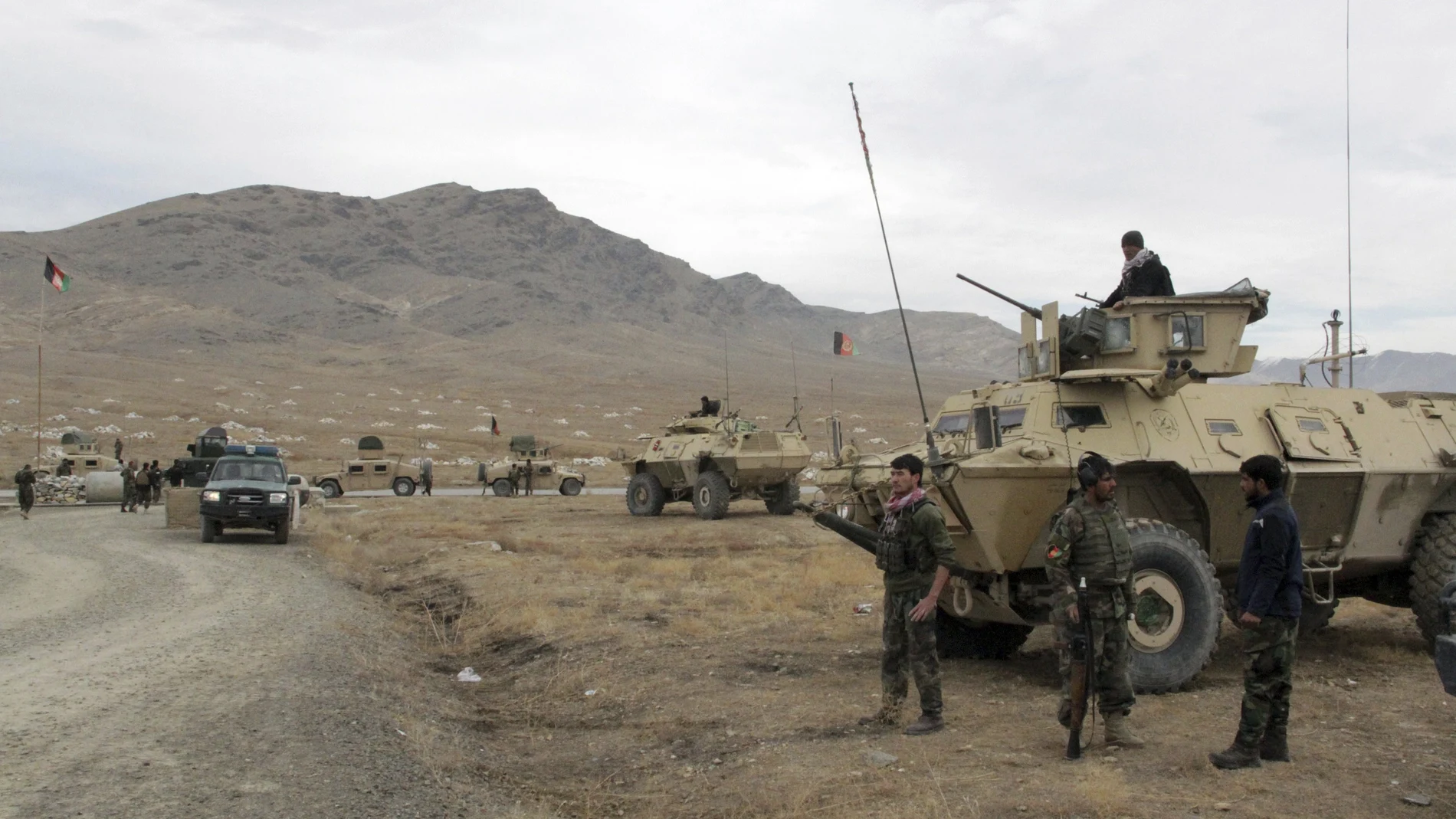 Soldados afganos llegan al lugar donde se produjo el atentado suicida en Ghazni