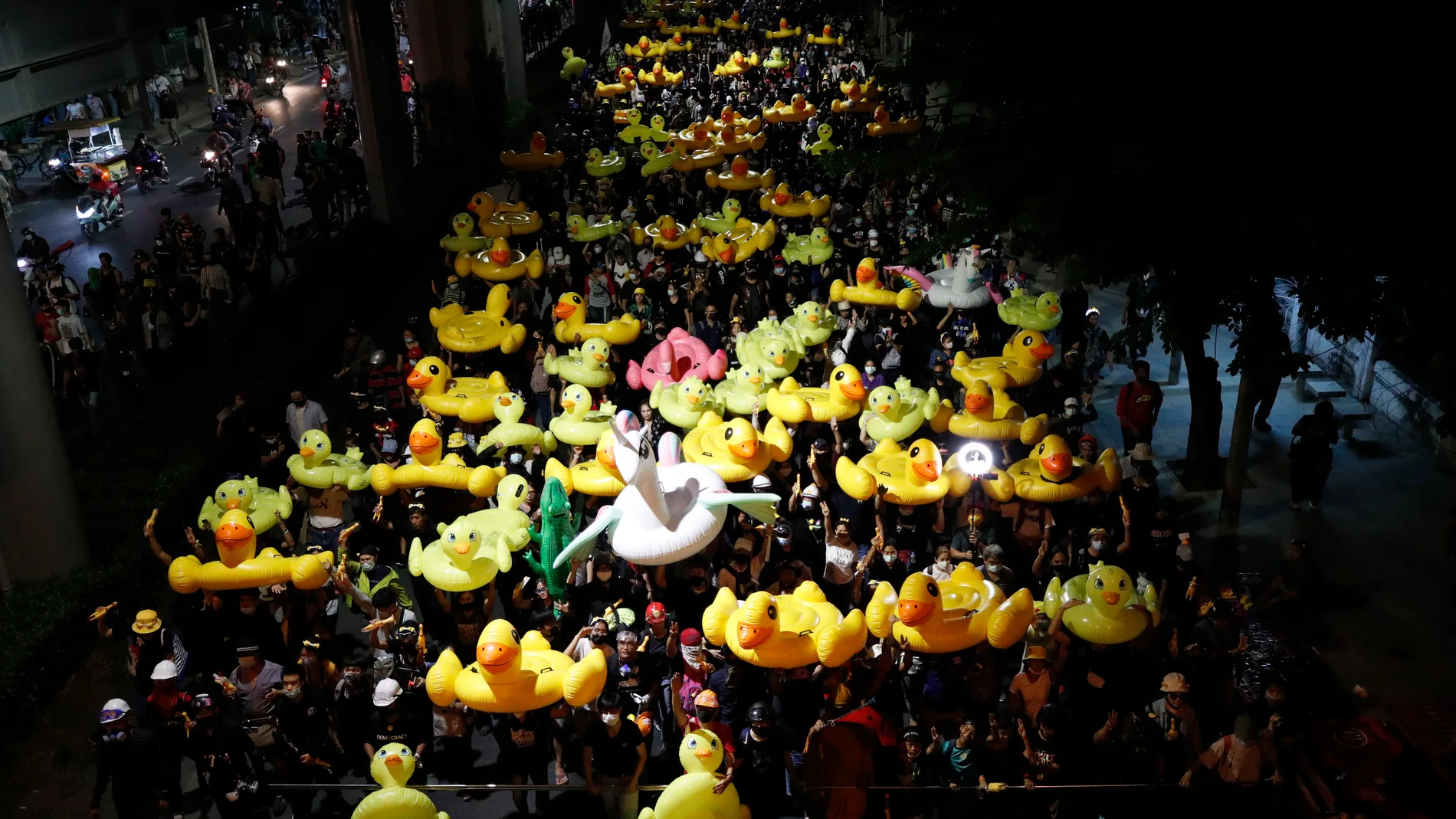 Bangkok (Thailand), 29/11/2020.- Anti-government protesters march with inflatable rubber ducks during a street protest calling for a political and monarchy reform at the 11th Infantry Regiment, the headquarters of the King's Guard regiment in Bangkok, Thailand, 29 November 2020. Thailand's politics intensified by months-long street protests calling for the political and monarchy reform and the resignation of the prime minister. (Protestas, Tailandia) EFE/EPA/RUNGROJ YONGRIT