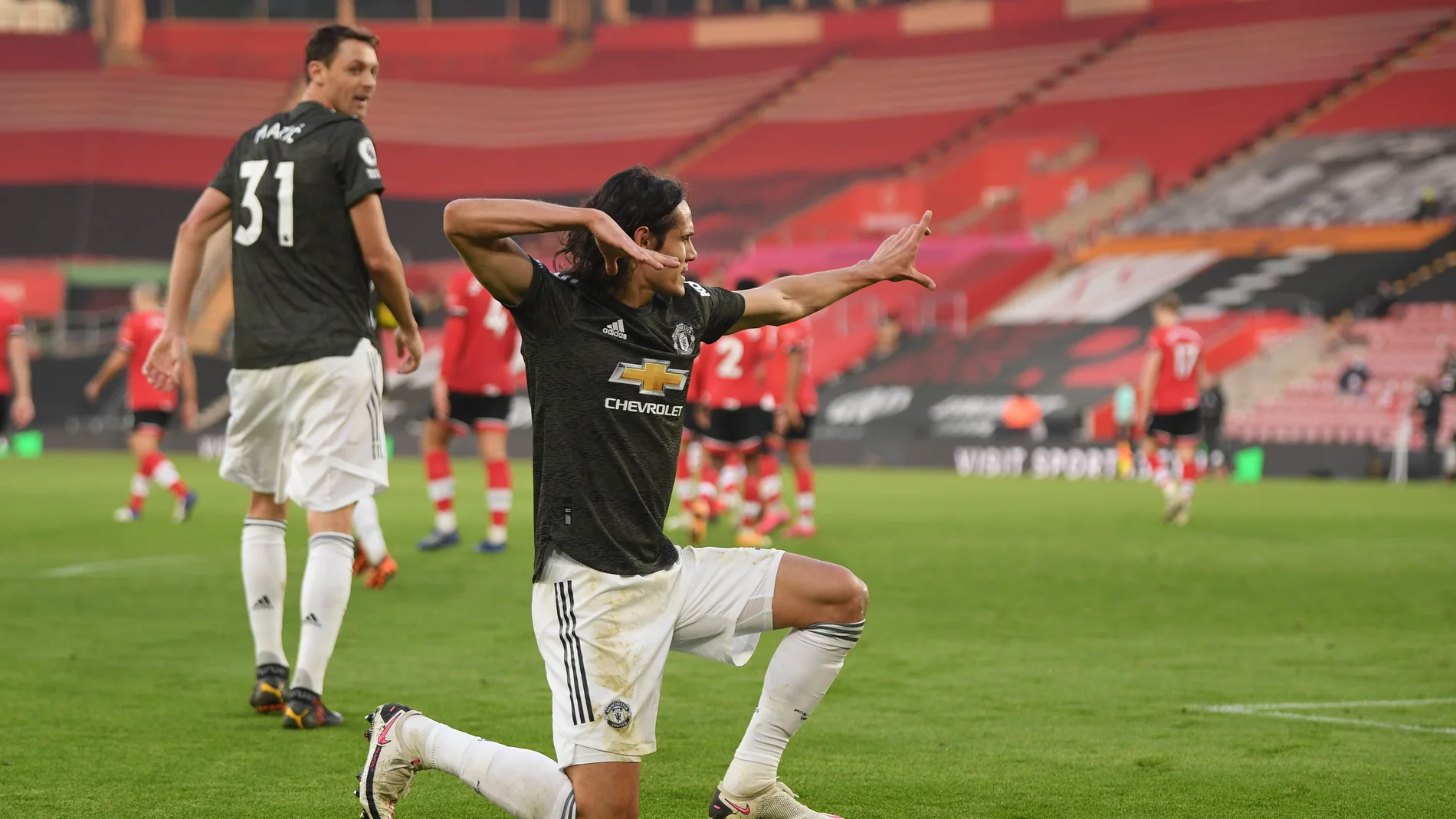 Edinso Cavani, del Manchester United, celebra su primer gol contra el Southampton.