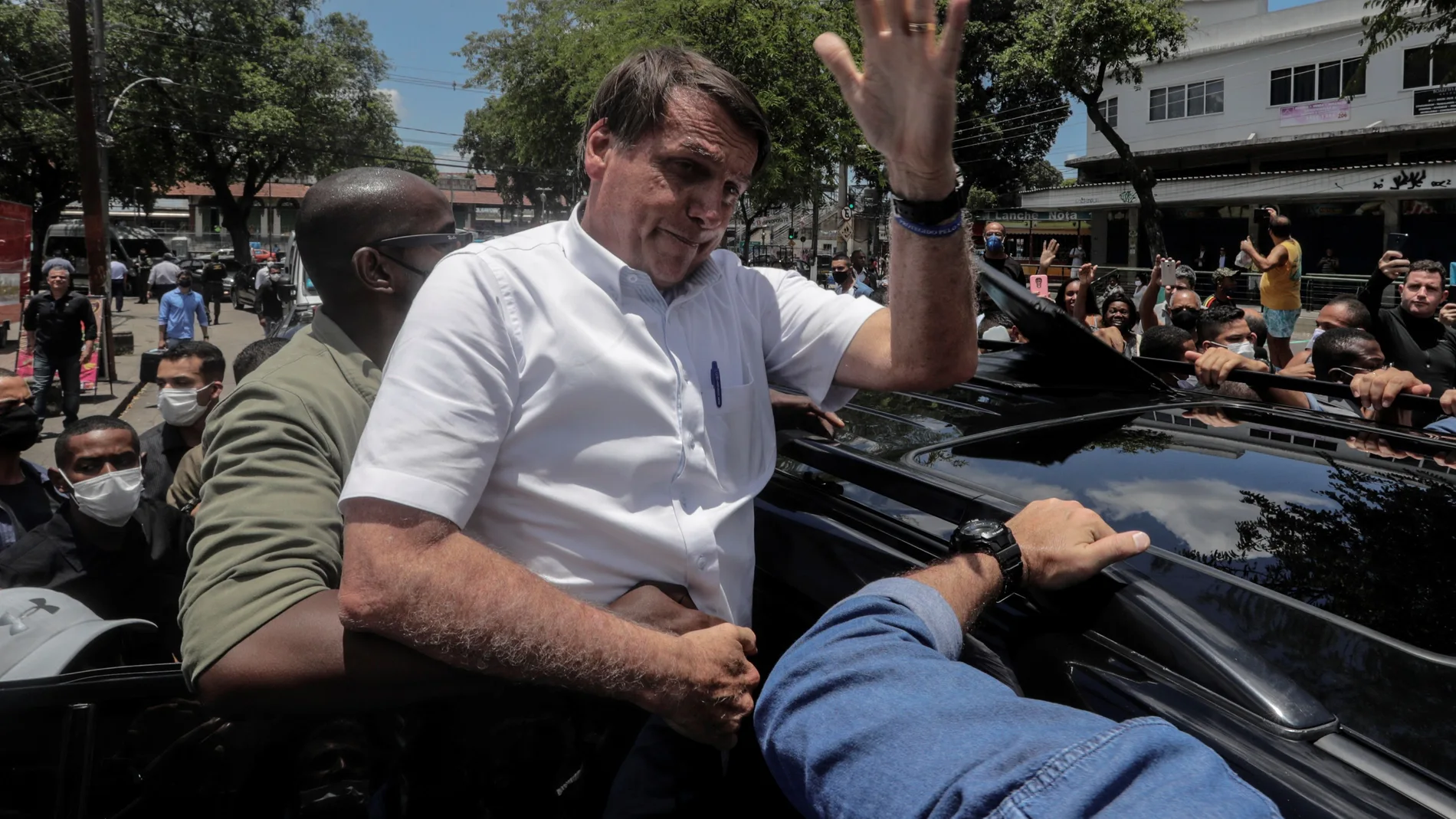 El presidente de Brasil, Jair Bolsonaro, saluda a seguidores tras votar en la segunda vuelta de las municipales ayer en Río de Janeiro (Brasil)
