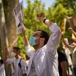 Varios residentes de medicina participan en una protesta, convocada por la Confederación Estatal de Sindicatos Médicos (CESM) ante el Ministerio de Sanidad, en 2020