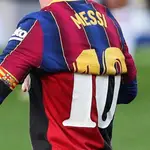 Messi homenajeó a Maradona, tras marcar gol a Osasuna, con la camiseta de Newell&#39;s que lució el &quot;Pelusa&quot;