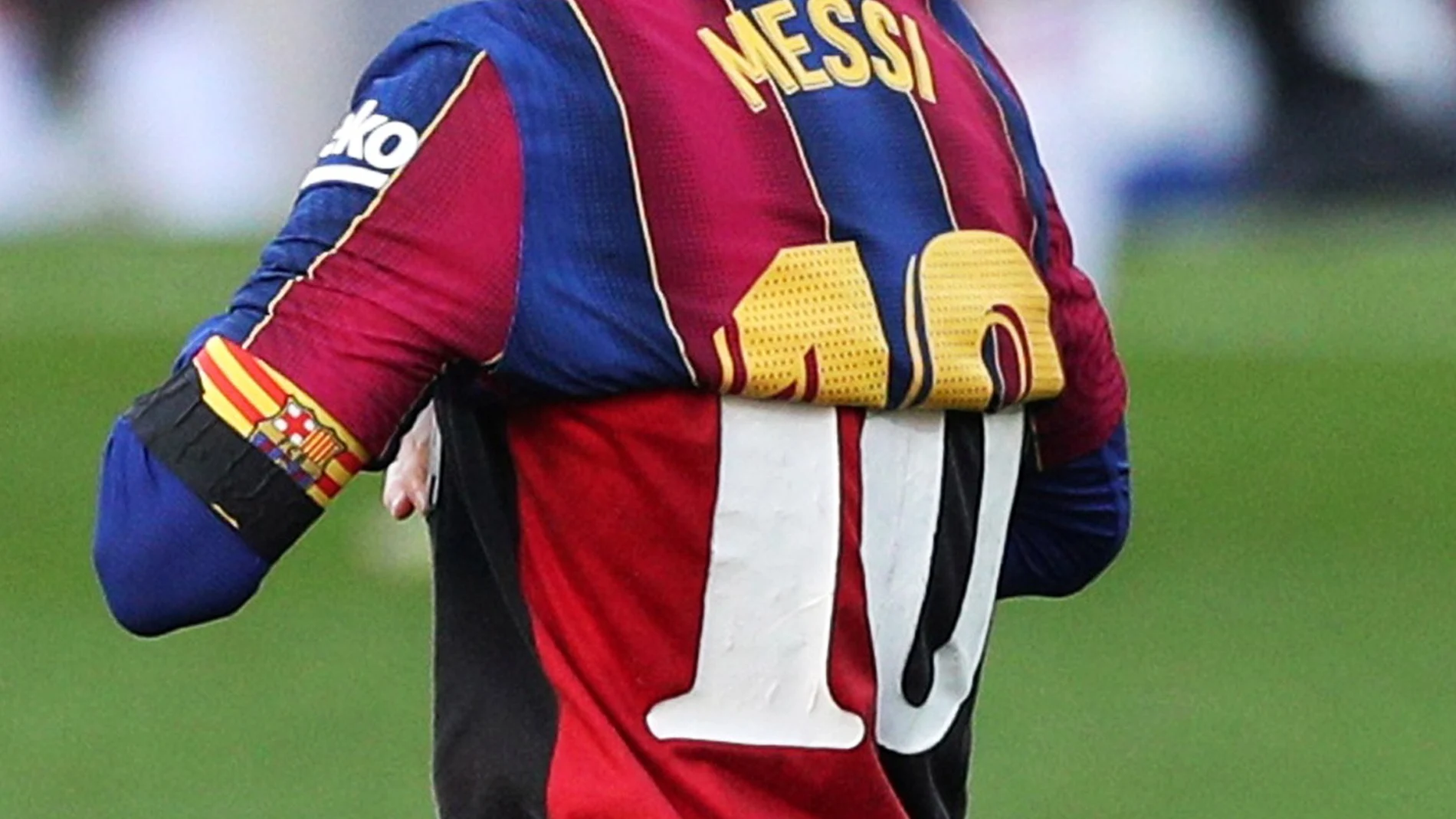 Messi homenajeó a Maradona, tras marcar gol a Osasuna, con la camiseta de Newell's que lució el "Pelusa"