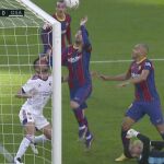 Messi tuvo la tentación de meter la mano en el gol de Braithwaite a Osasuna, pero no hizo falta