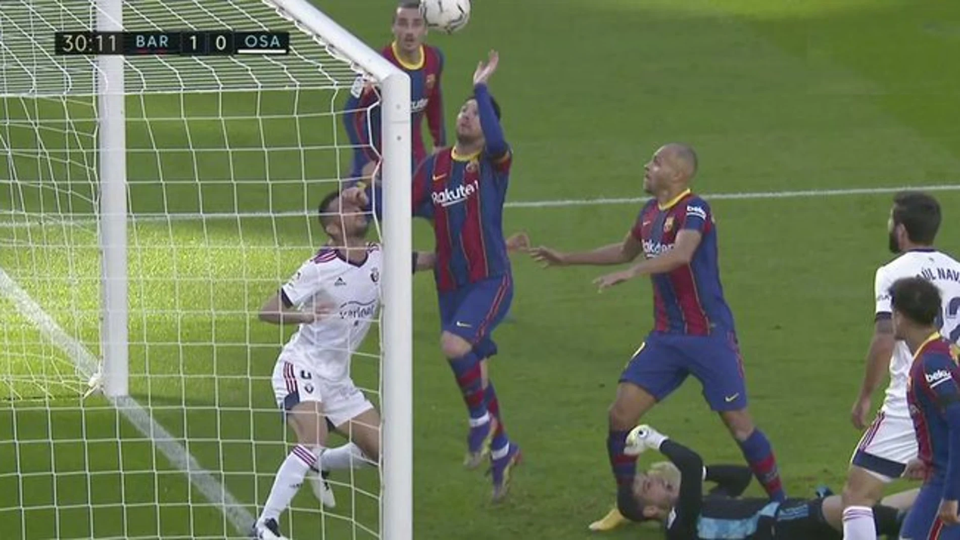 Messi tuvo la tentación de meter la mano en el gol de Braithwaite a Osasuna, pero no hizo falta