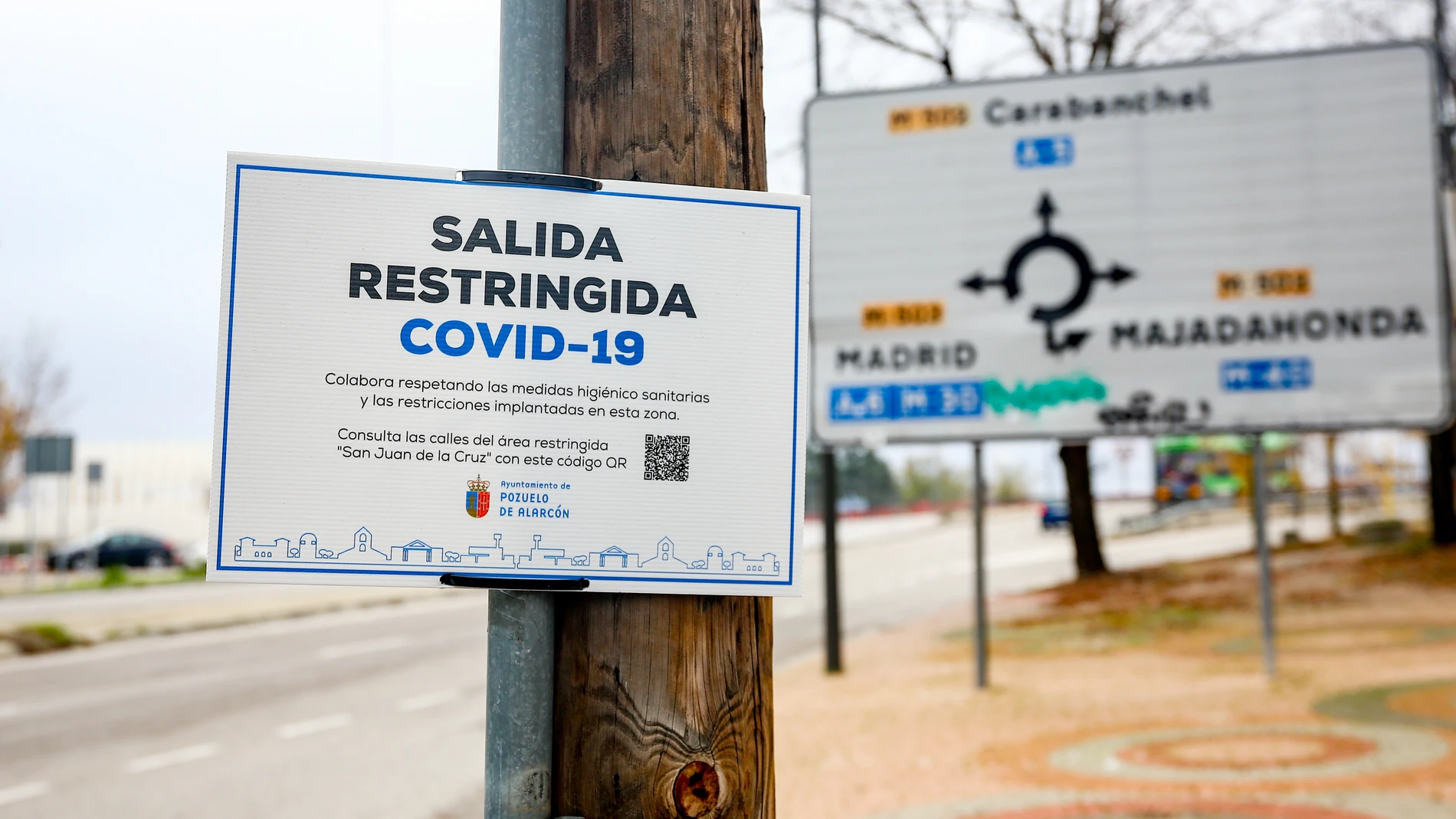 Un cartel indica una salida restringida en la Zona Básica de Salud (ZBS) de San Juan de la Cruz, en Pozuelo de Alarcón (España).