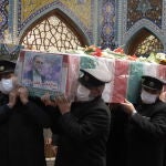 Una comitiva transporta el ataúd del científico nuclear iraní asesinado Mohsen Fakhrizadeh para llevarlo al interior del Santuario del Imam Reza, durante su funeral