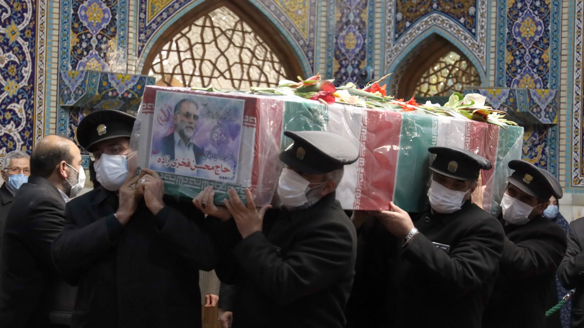Una comitiva transporta el ataúd del científico nuclear iraní asesinado Mohsen Fakhrizadeh para llevarlo al interior del Santuario del Imam Reza, durante su funeral