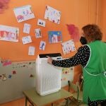 La directora del centro, Vanessa Cabeza, apaga uno de los filtros HEPA instalados en un aula del colegio Juan Mena de Palencia