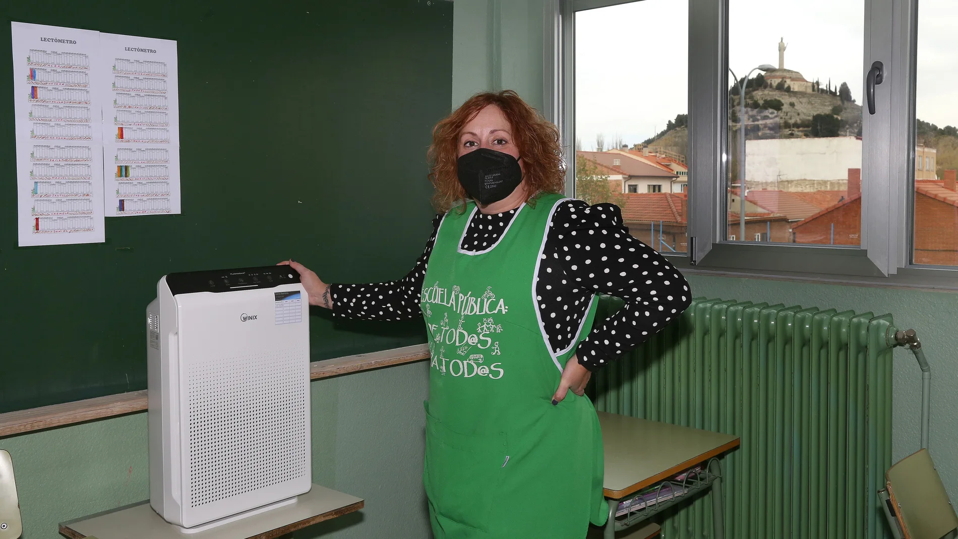 Filtros HEPA en el colegio Juan MenaLa directora del centro, Vanessa Cabeza, junto a uno de los Filtros HEPA instalados en un aula del colegio Juan Mena de la capital palentina