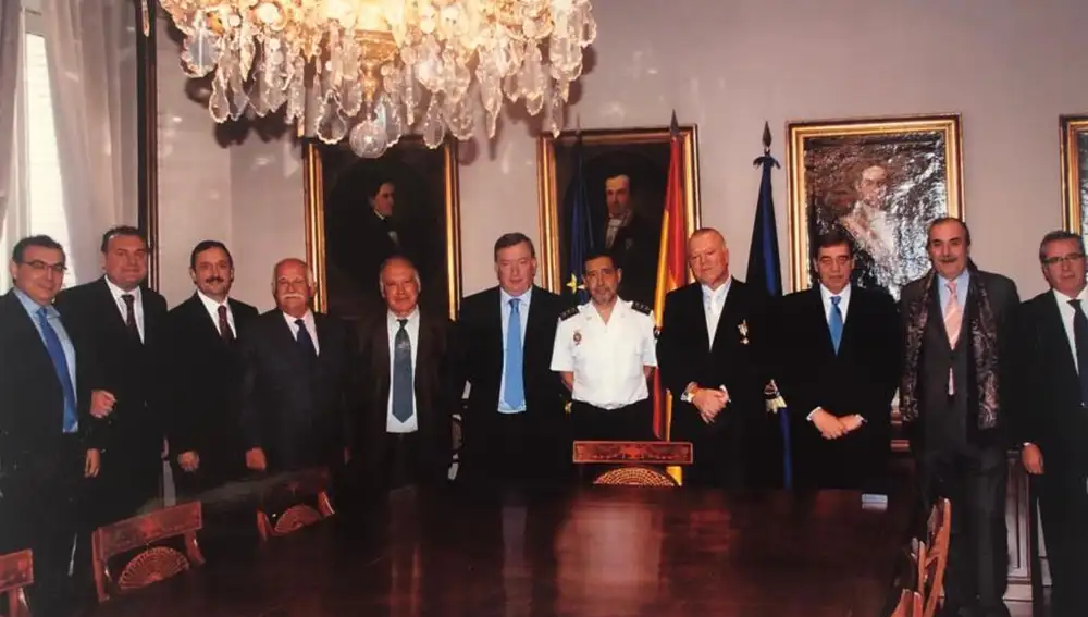 José Manuel Villarejo, junto a otros diez comisarios, en una imagen de 2009