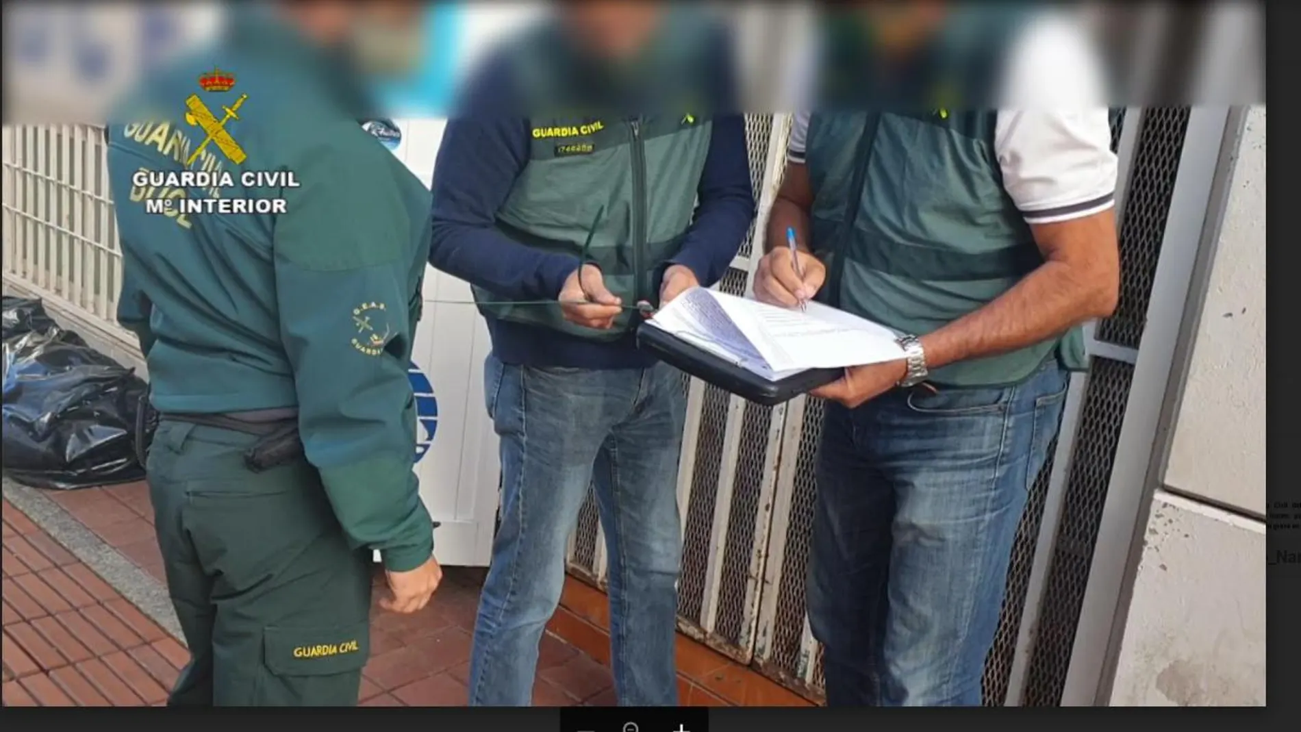 Los agentes realizan comprobaciones en el centro de buceo