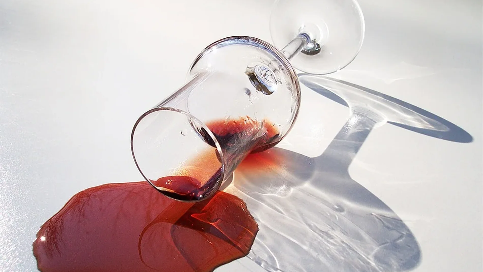 Cómo quitar las manchas de vino, aceite o sangre de la ropa