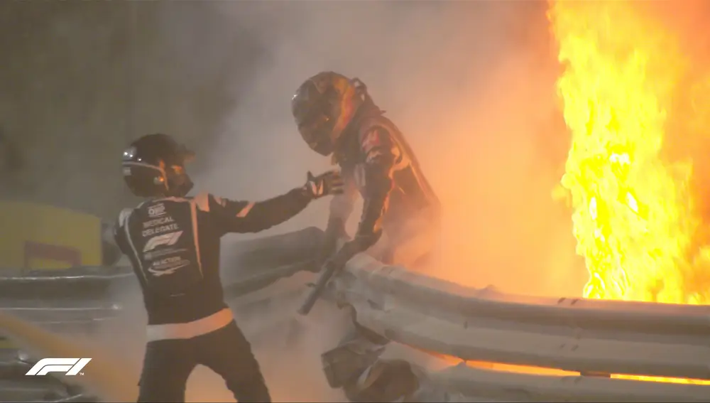 Grosjean sale de las llamas