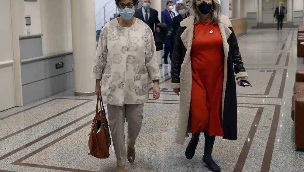 La ministra de Asuntos Exteriores, Arancha González Laya (i), a su llegada al Senado. Con un outfit muy demodé. EFE/Chema Moya