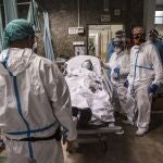 Personal médico trata a un enfermo de covid-19 en un hospital de Génova (Italia)