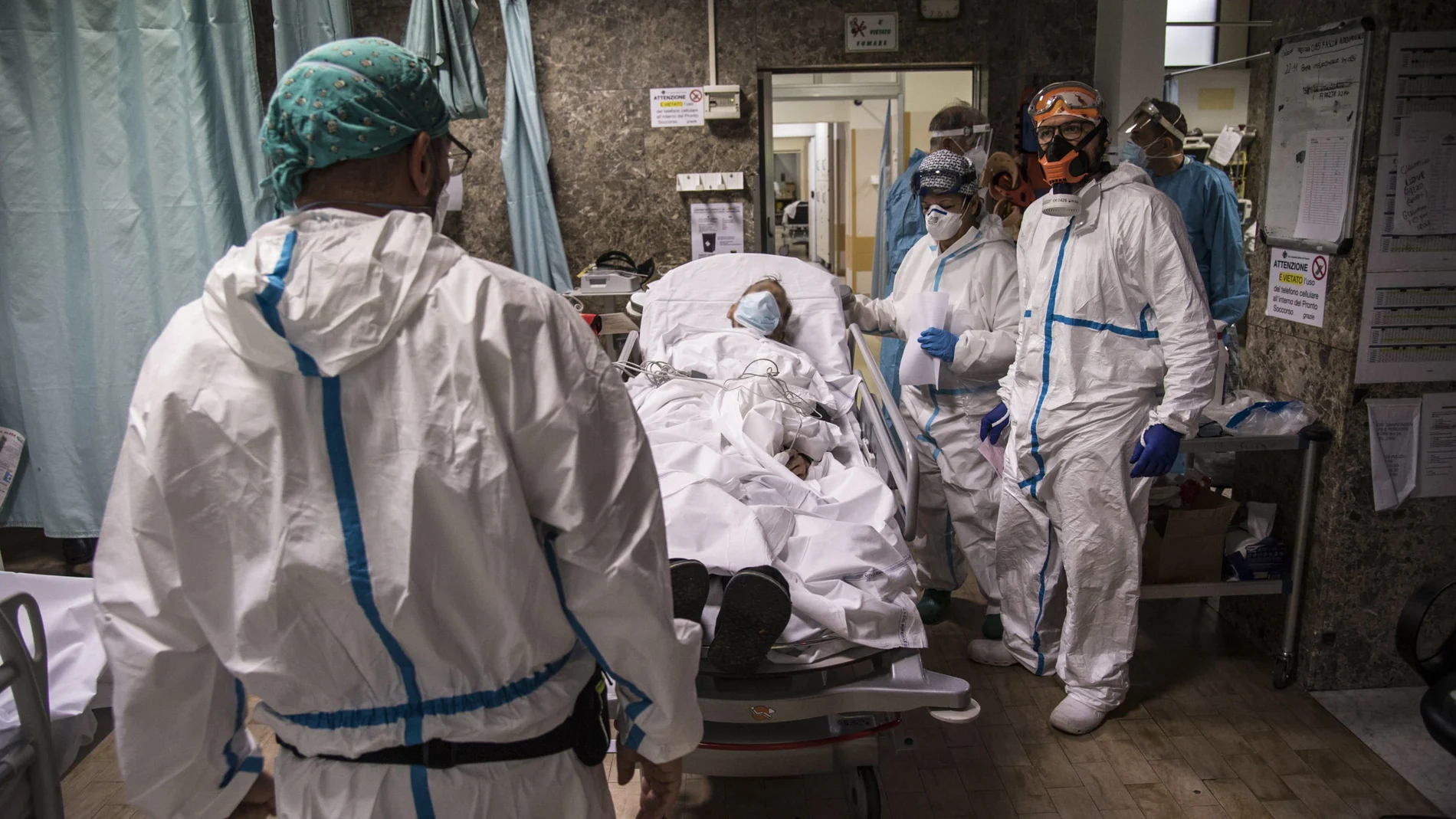 Personal médico trata a un enfermo de covid-19 en un hospital de Génova (Italia)