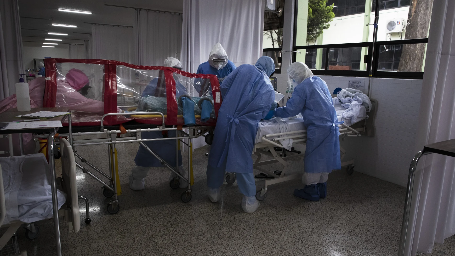 Sanitarios atienden a un enfermo de covid-19 en un hospital de México
