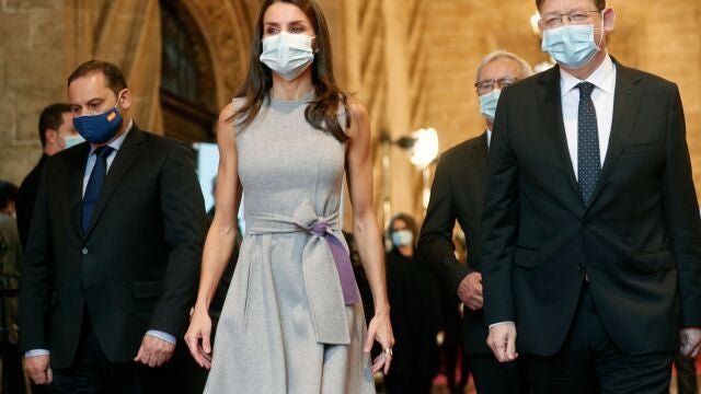 La reina Letizia , junto al presidente de la Generalitat, Ximo Puig (d) y el ministro de TrEFE/Kai Försterling POOL