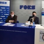 El presidente de la patronal Cecale, Santiago Aparicio, presenta junto a Pablo Cabezón, de Asohtur Soria, la campaña de bonos de Navidad para incentivas el consumo en bares y restaurantes de la provincia soriana