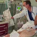 Atención a un paciente en la UCI del Hospital Santa Lucía de Cartagena30/11/2020